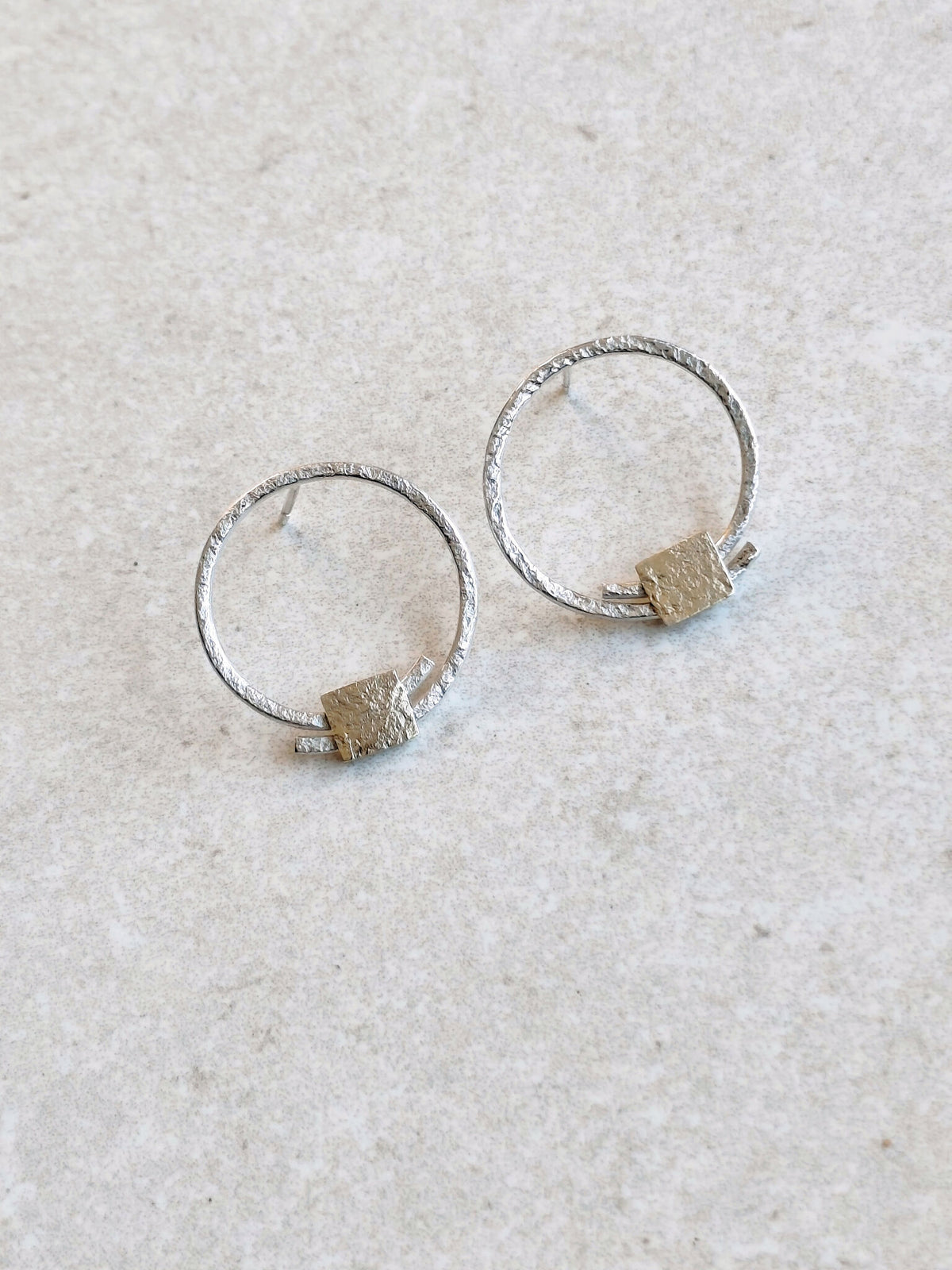 Paire de boucles d’oreilles créoles argentées et pastilles carrées dorées
