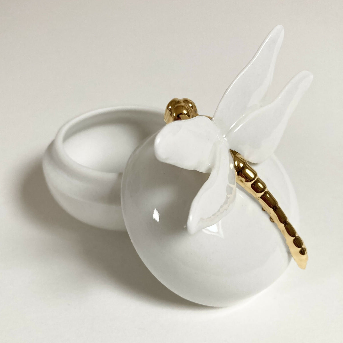 Boîte à sucre blanche : base ronde et couvercle avec libellule dorée et ailes blanches