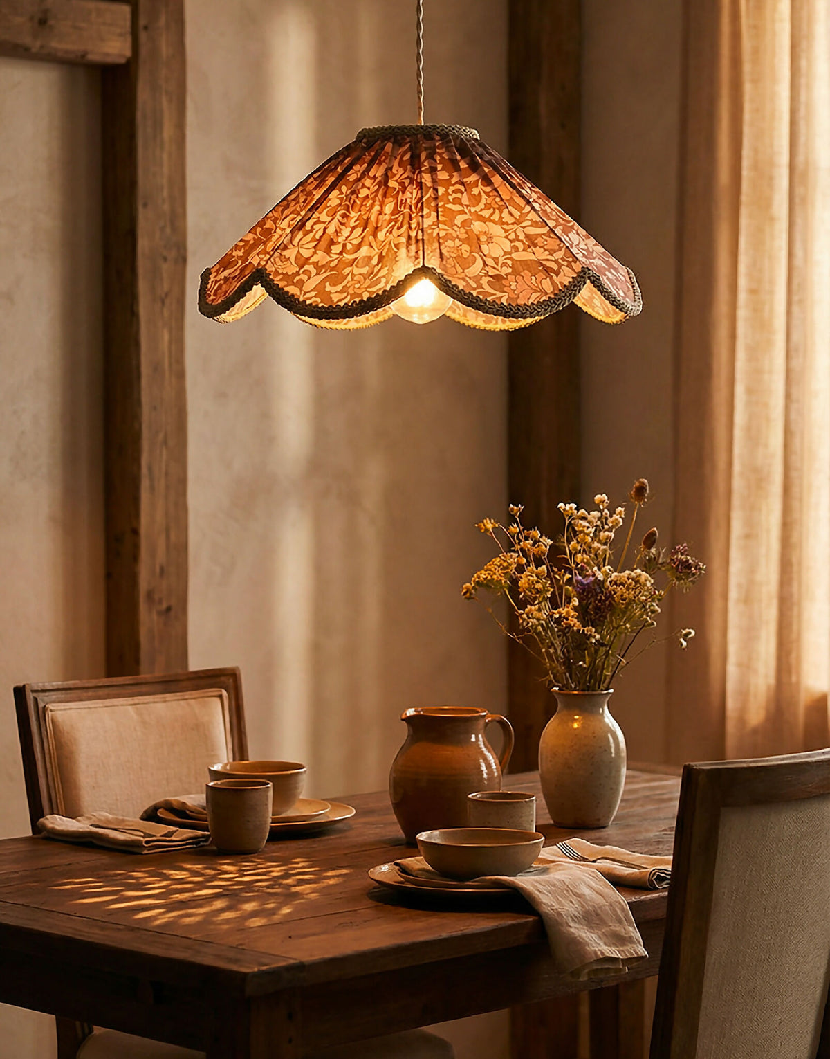 Suspension florale en tissu orange à motif fleurs, bordure effet dentelle dorée.