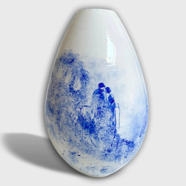 Vase en forme goutte, décor peint couple en bleu sur fond clair brillant.
