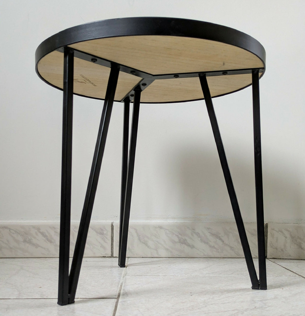 Table d’appoint ronde : plateau paille dorée, pieds métal noir évasés, bord vert