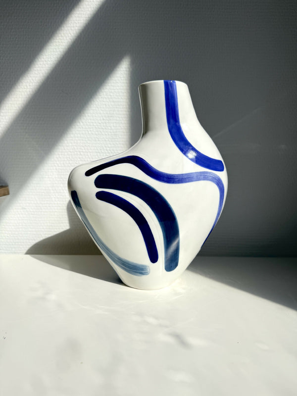 Vase buste organique en céramique blanc, motifs abstraits bleu foncé et bleu clair