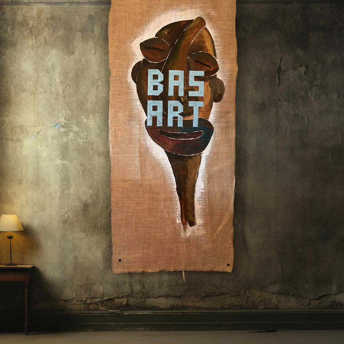 Bannière murale en tissu brun avec visage stylisé et lettres colorées
