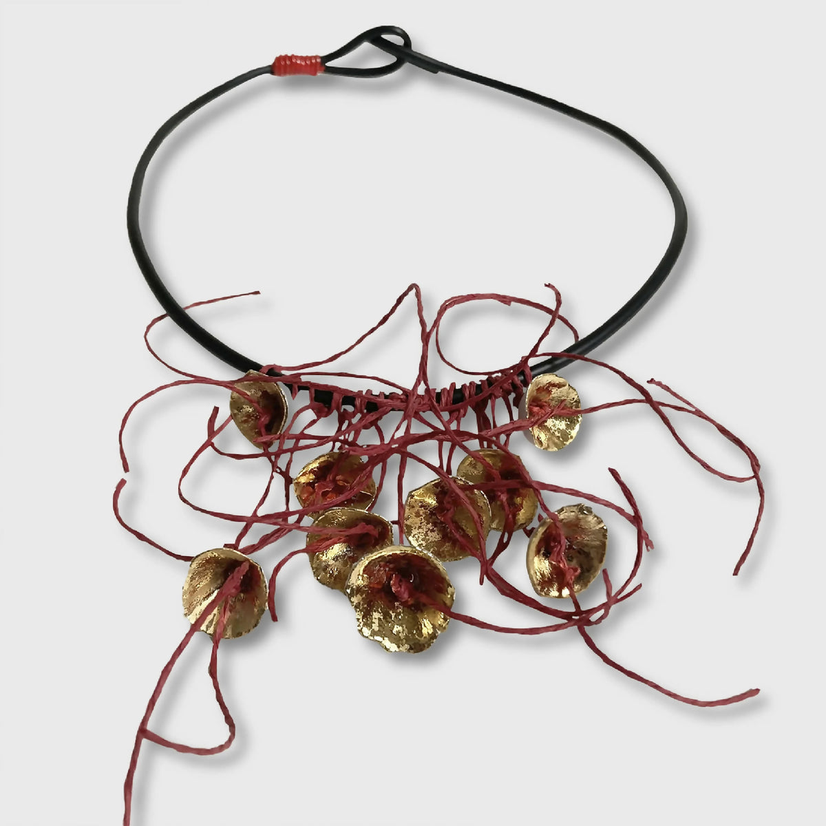 Collier cordon noir avec rubans rouges et pendentifs fleurs dorées