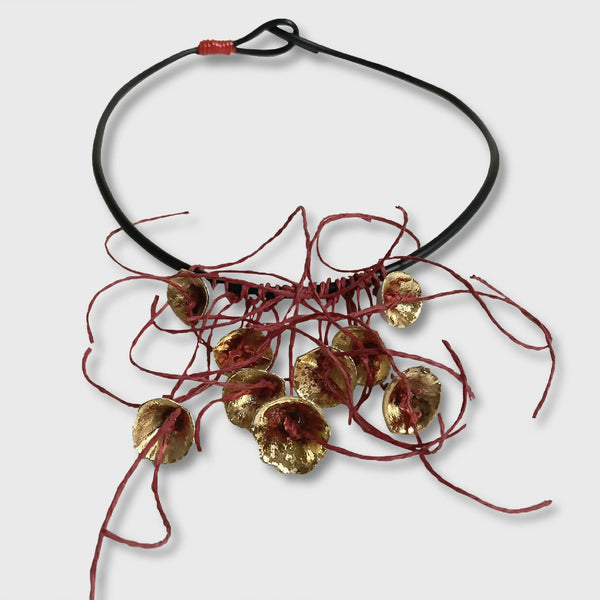 Collier cordon noir avec rubans rouges et pendentifs fleurs dorées