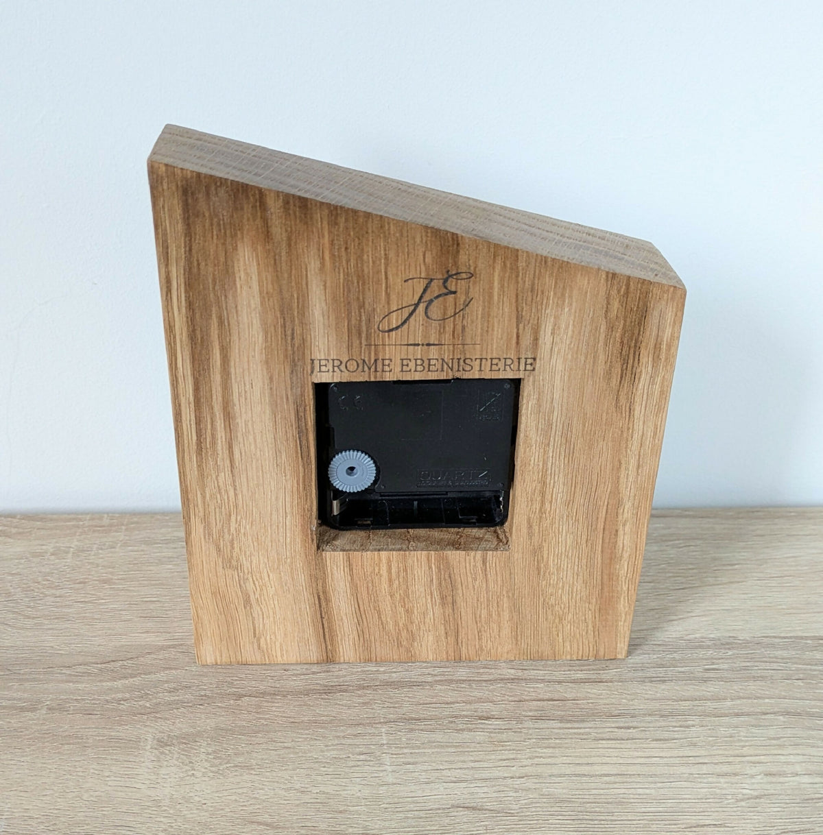 Horloge de bureau en chêne, dos avec mécanisme noir et marquage gravé