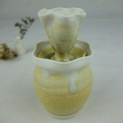 Vase en céramique jaune pâle, col évasé blanc translucide, intérieur vert