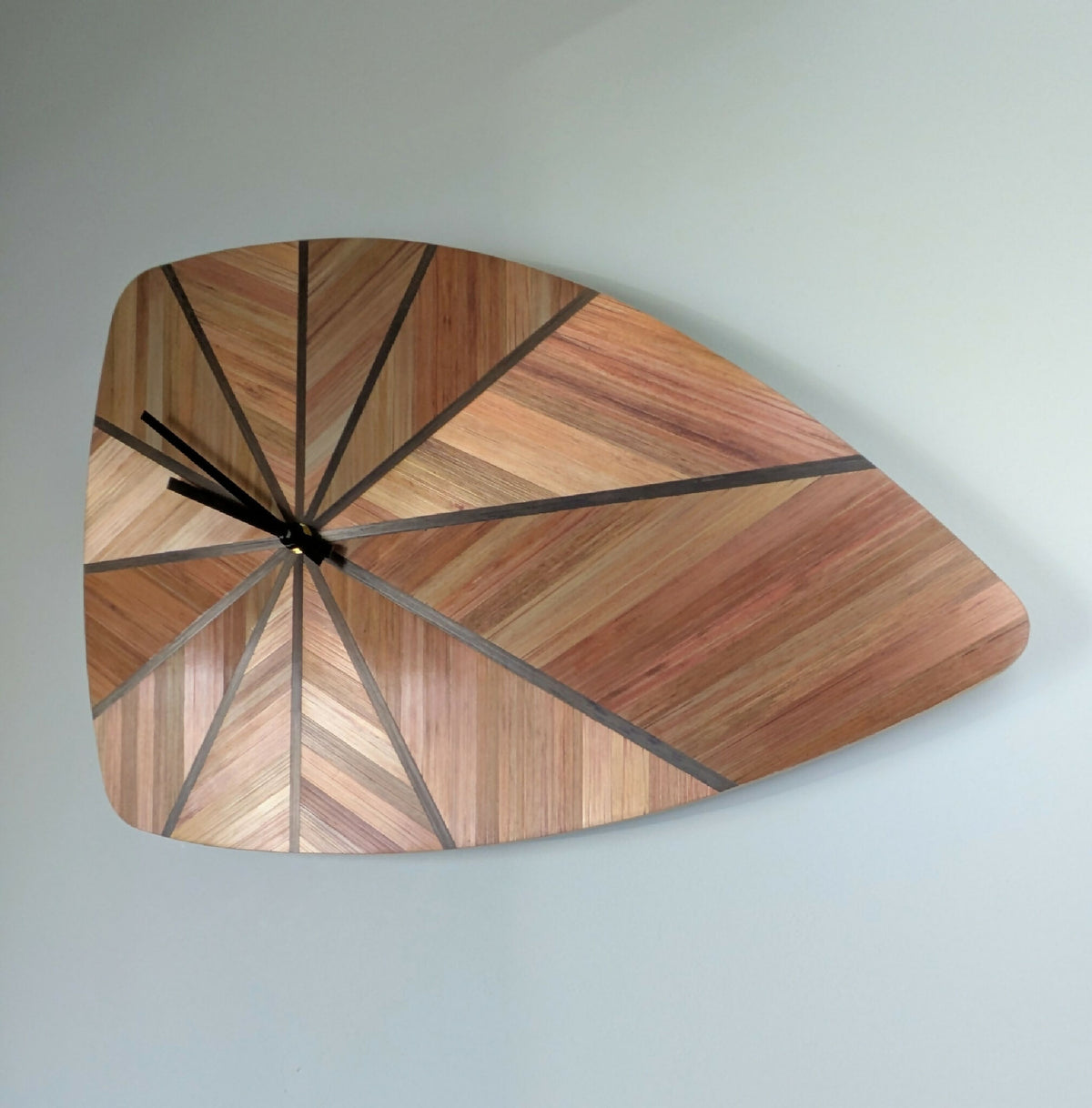 Horloge murale rétro demi-lune en bois, motifs marqueterie et aiguilles noires
