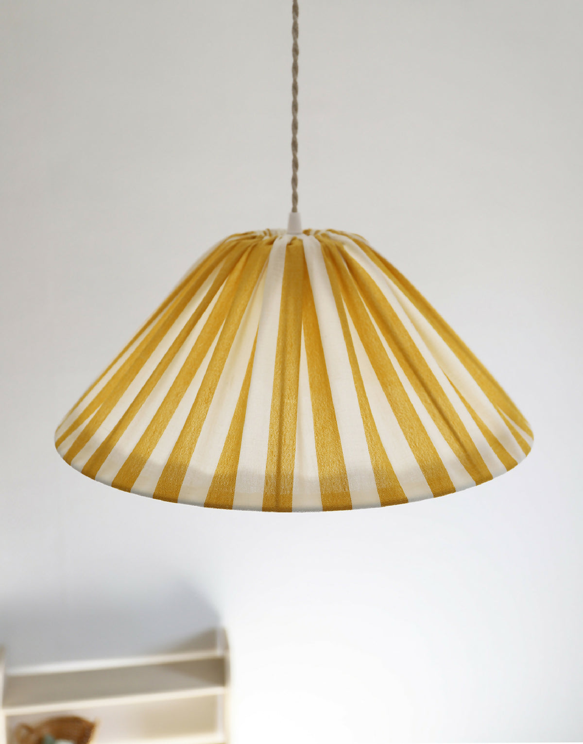 Suspension conique rayée jaune et blanche, abat-jour en forme de cloche