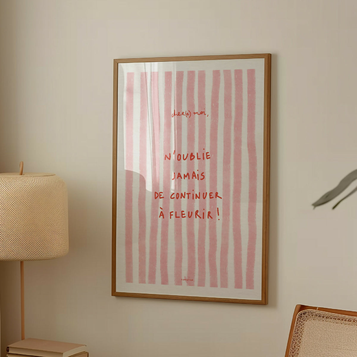 Affiche encadrée rectangulaire aux rayures roses et texte manuscrit « N’oublie jamais »
