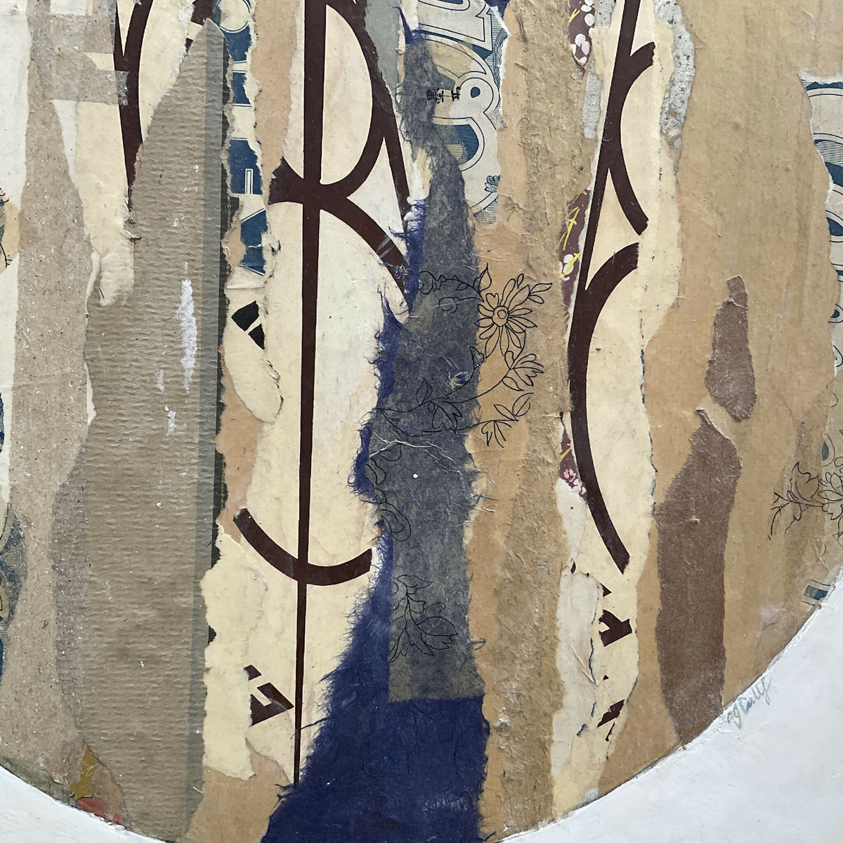 Collage sur bois ARGILE en cercle, détails bleu foncé et beige, motifs floraux.