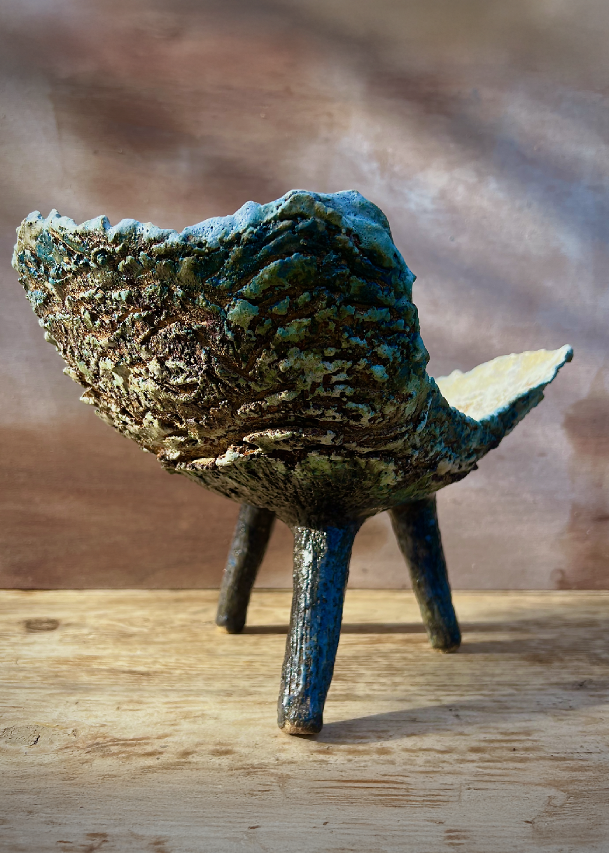 Coupe ou jardinière tripode en céramique patinée bleu-vert, forme de coupe sur trois pieds.