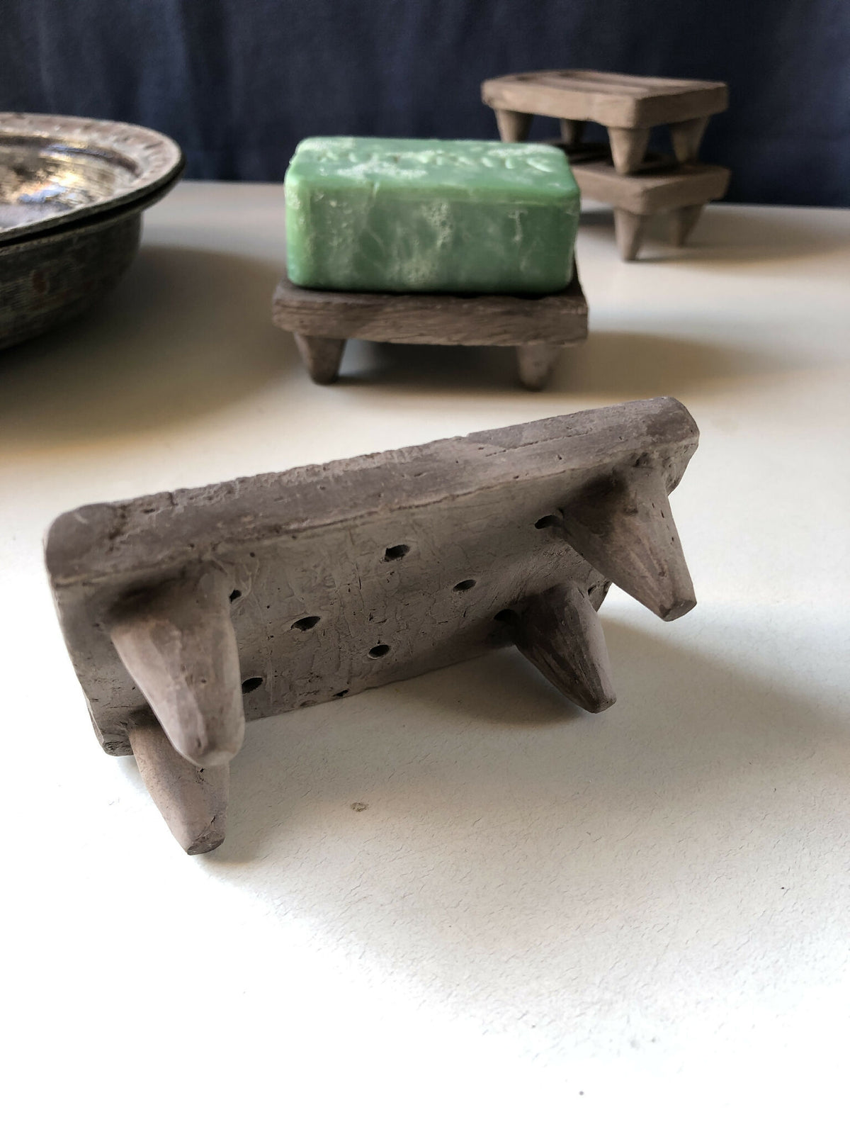 Porte-savon gris texturé à pieds, rainures en canaux et trous de drainage