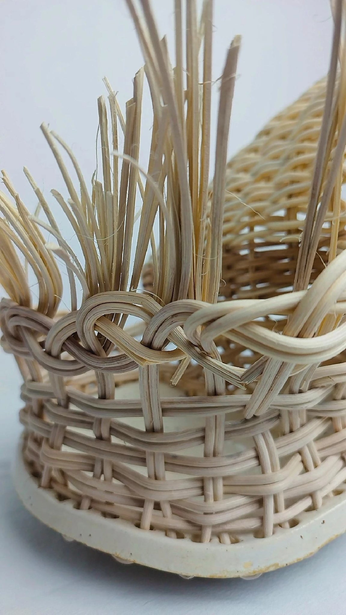 Photophore en osier tressé, détail du motif et base ronde beige