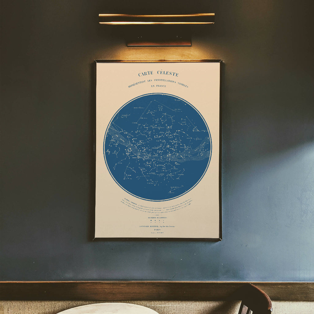 Affiche « Carte céleste » en cadre noir, cercle bleu au centre et légende.