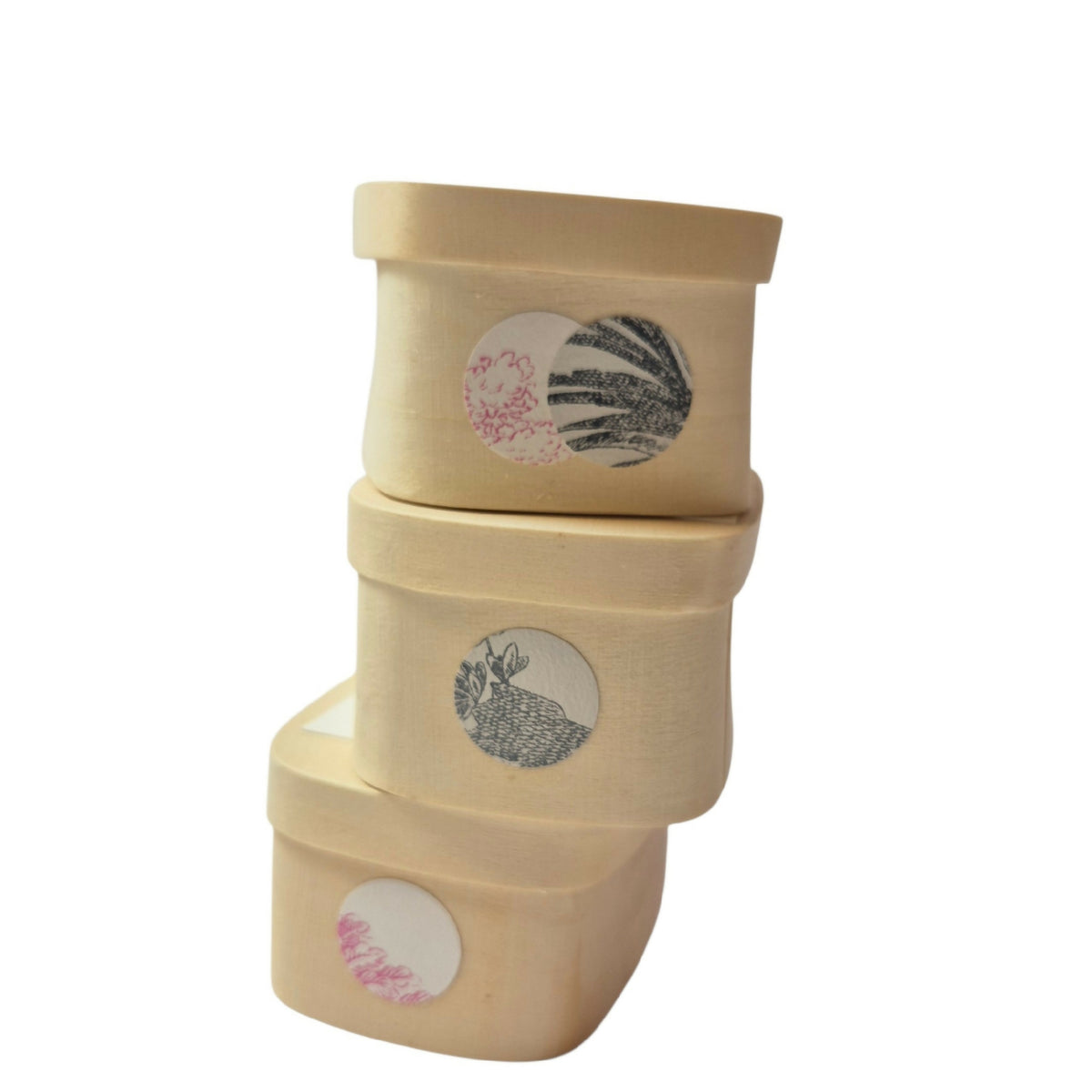 Boîte cadeau en carton beige avec illustration et logos, design à pois multicolores