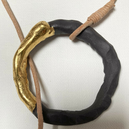 Collier cercle d'or en porcelaine noire