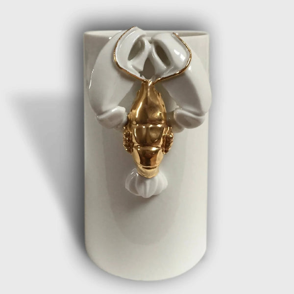 Vase homard en céramique blanche, figurine dorée avec pinces et corps.