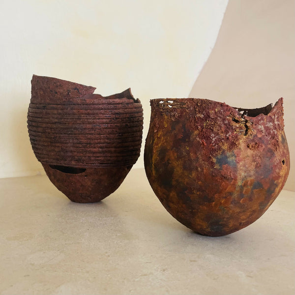 Duo de bols décoratifs en métal rouillé, bords irréguliers, ouvertures évasées.