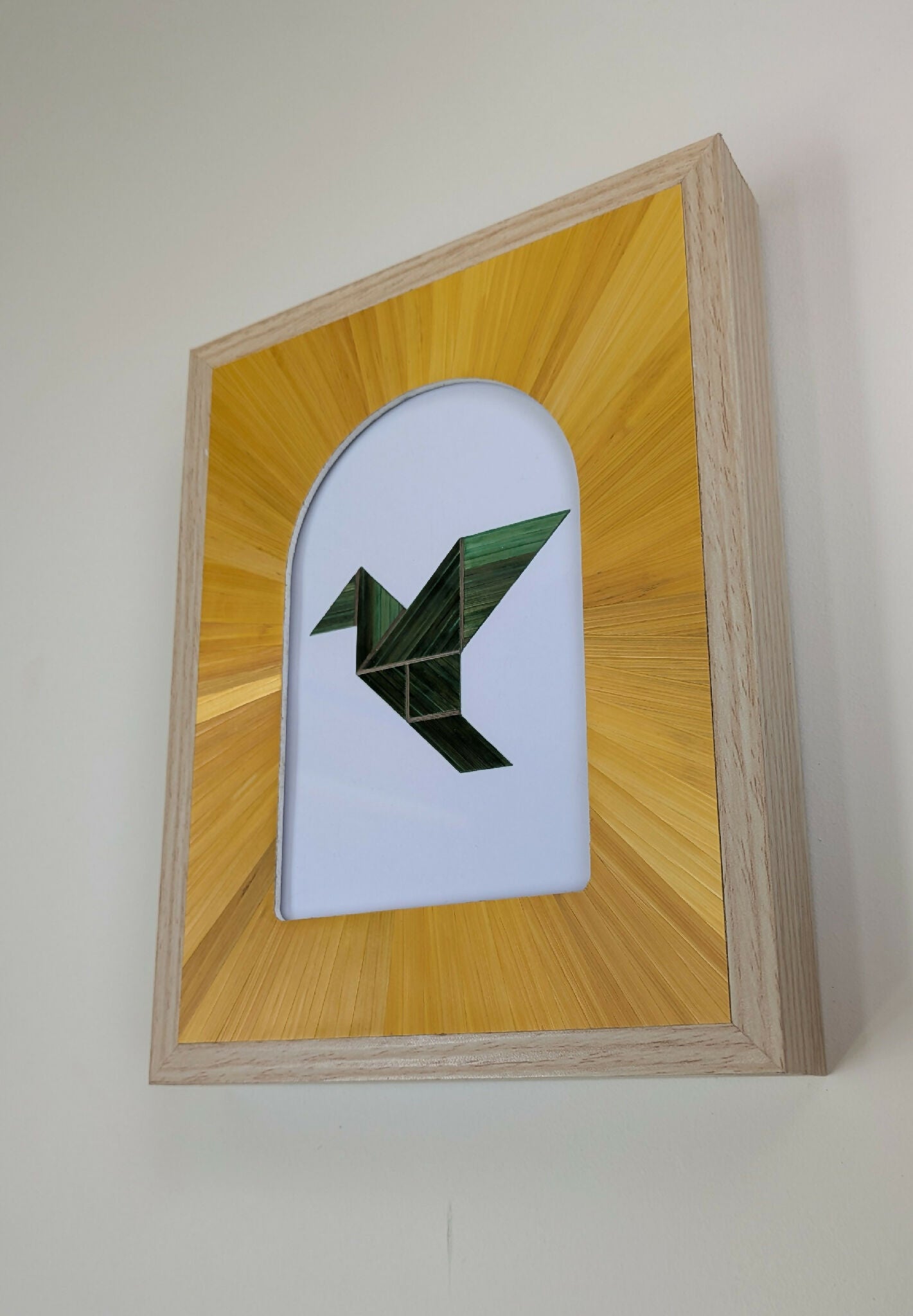 Tableau "L'oiseau en Cage", série Tangram, avec Marqueterie de Paille Verte et Jaune