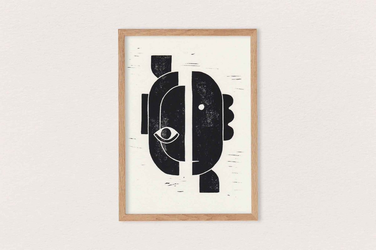 Gravure linogravée encadrée, cadre bois clair, motifs abstraits noirs sur fond clair