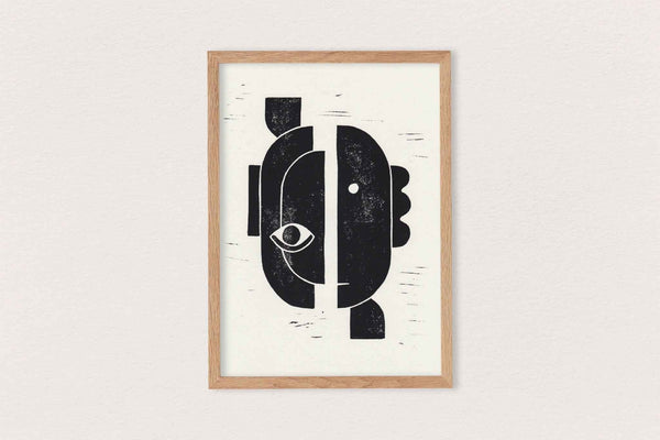 Gravure linogravée encadrée, cadre bois clair, motifs abstraits noirs sur fond clair