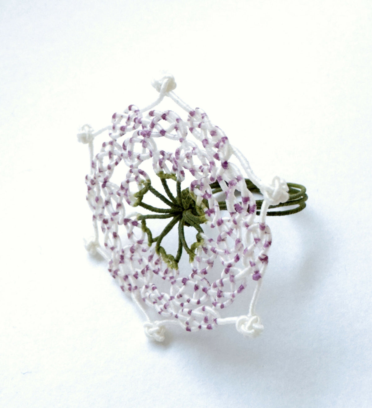 Bague en soie trèfle, perles roses et blanches, motif vert au centre, tresses blanches
