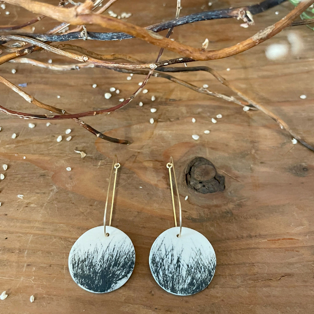 Boucles d’oreilles dormeuses en porcelaine blanches à motif végétal noir, fait main