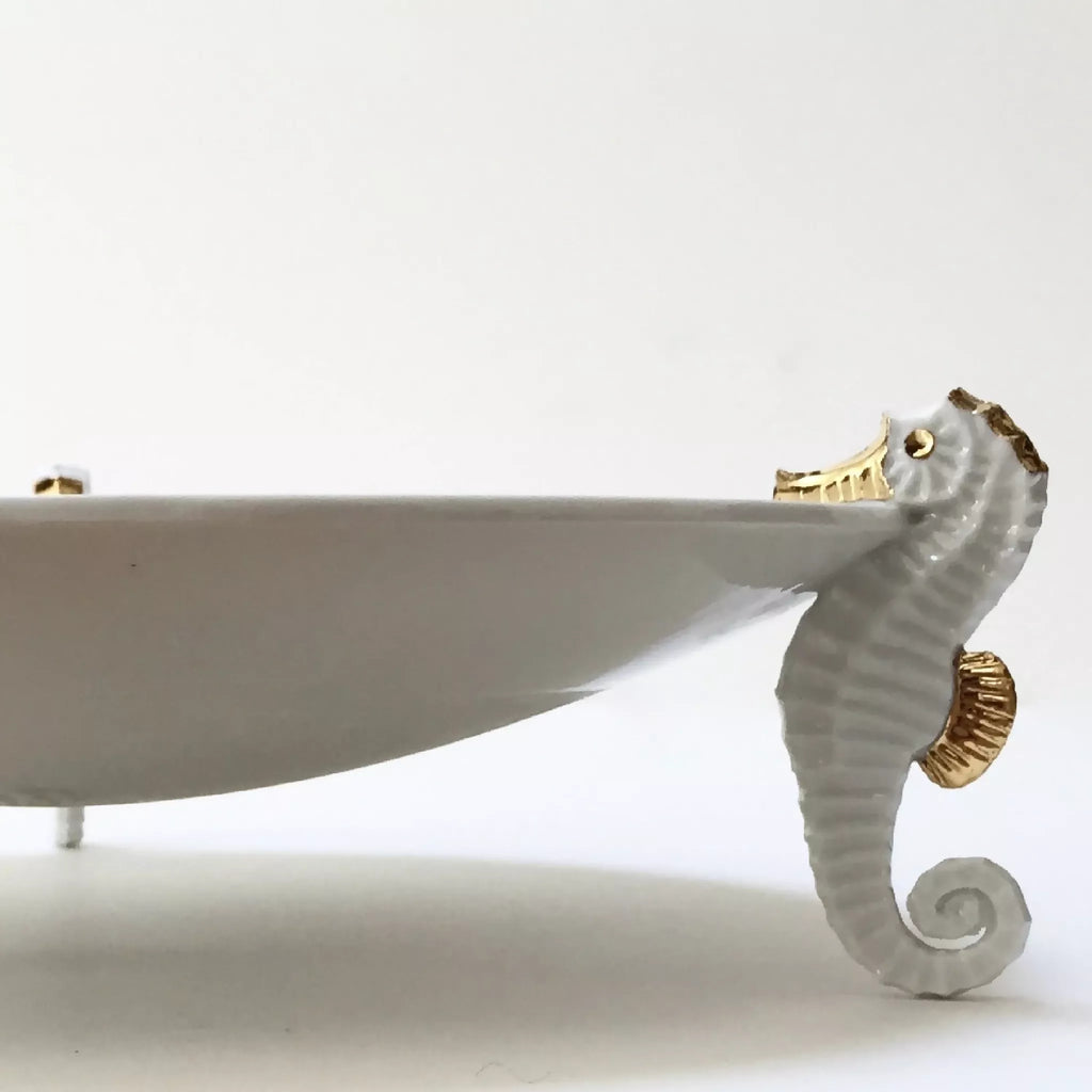 Centre de table hippocampe : vue de côté, bord blanc et figurine d’hippocampe gris strié.