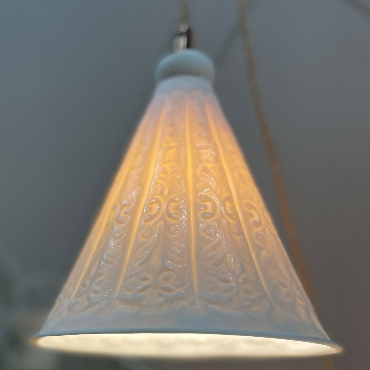 Lampe en porcelaine blanche, abat-jour conique à motifs en relief
