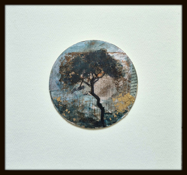 Tableau rond de l’arbre, dans un cadre foncé, tons bleus et bruns.