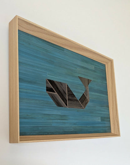 Tableau encadré en bois, motif géométrique en marqueterie bleu et anthracite.