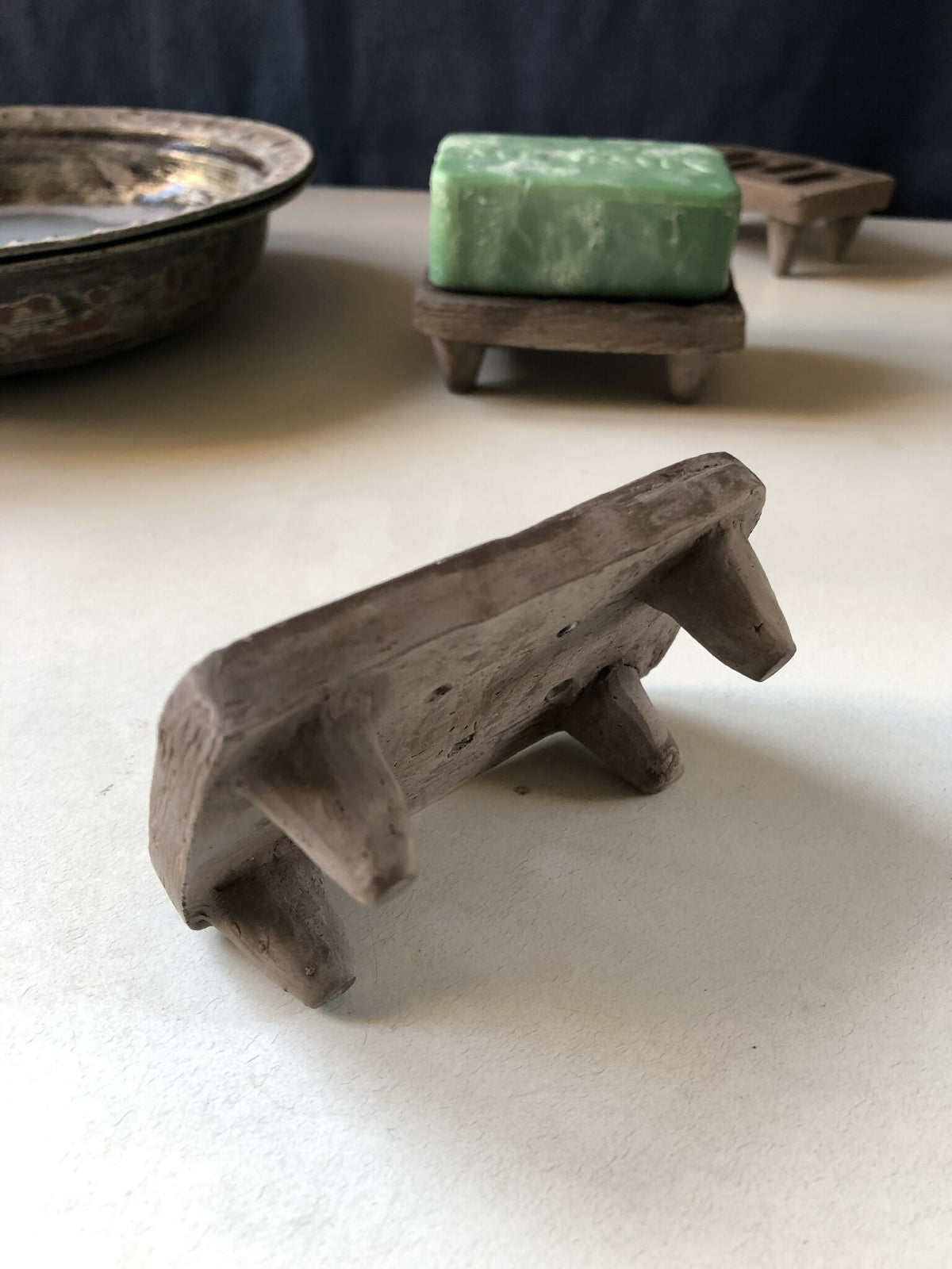 Porte-savon en bois sombre avec deux supports incurvés pour savon
