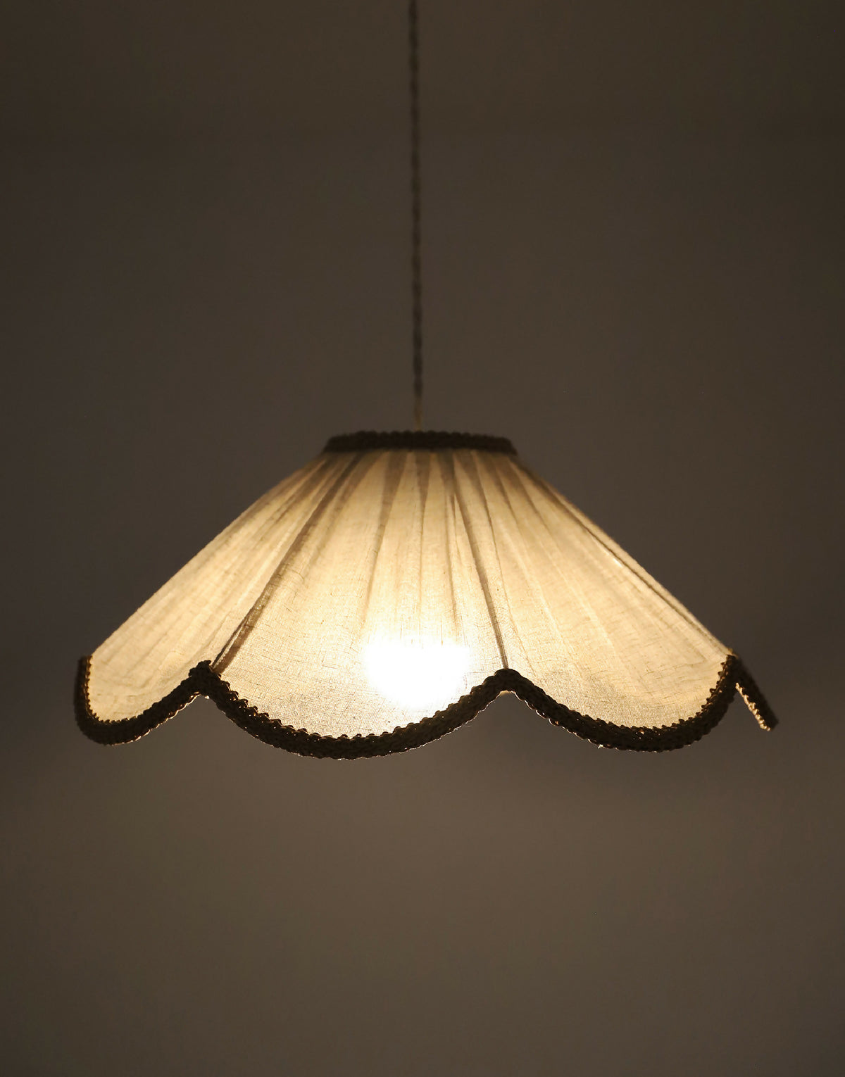 Suspension beige : abat-jour en tissu avec bord tressé ondulé, lumière allumée