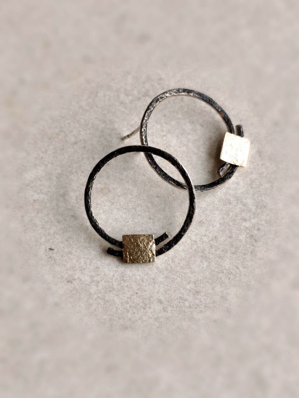 Boucles d’oreilles anneaux noir et argent, carrés texturés doré et clair