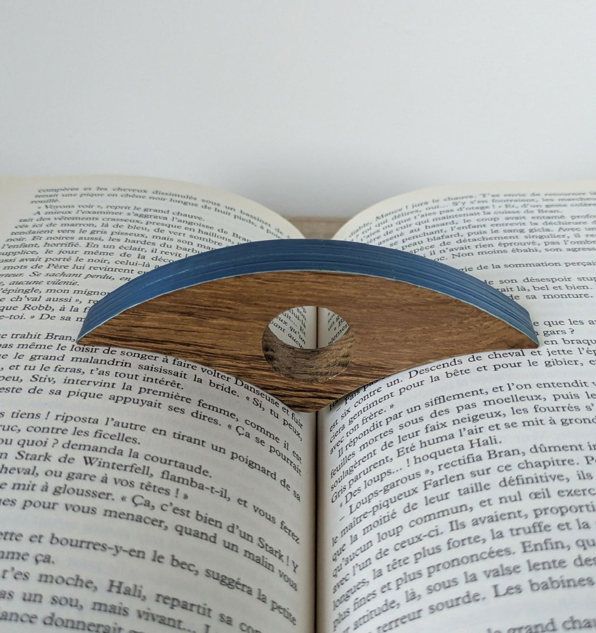 Marque-page en forme de bague en bois, marqueterie bleue roi, sur livre ouvert