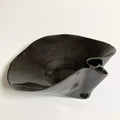 Coupe nénuphar noire en métal brillant, forme nénuphar avec bec et petite anse.