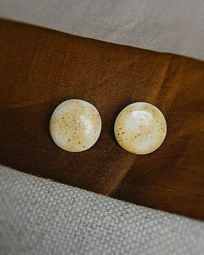 Boucles d’oreilles puces “Amaya” en porcelaine et argent 925