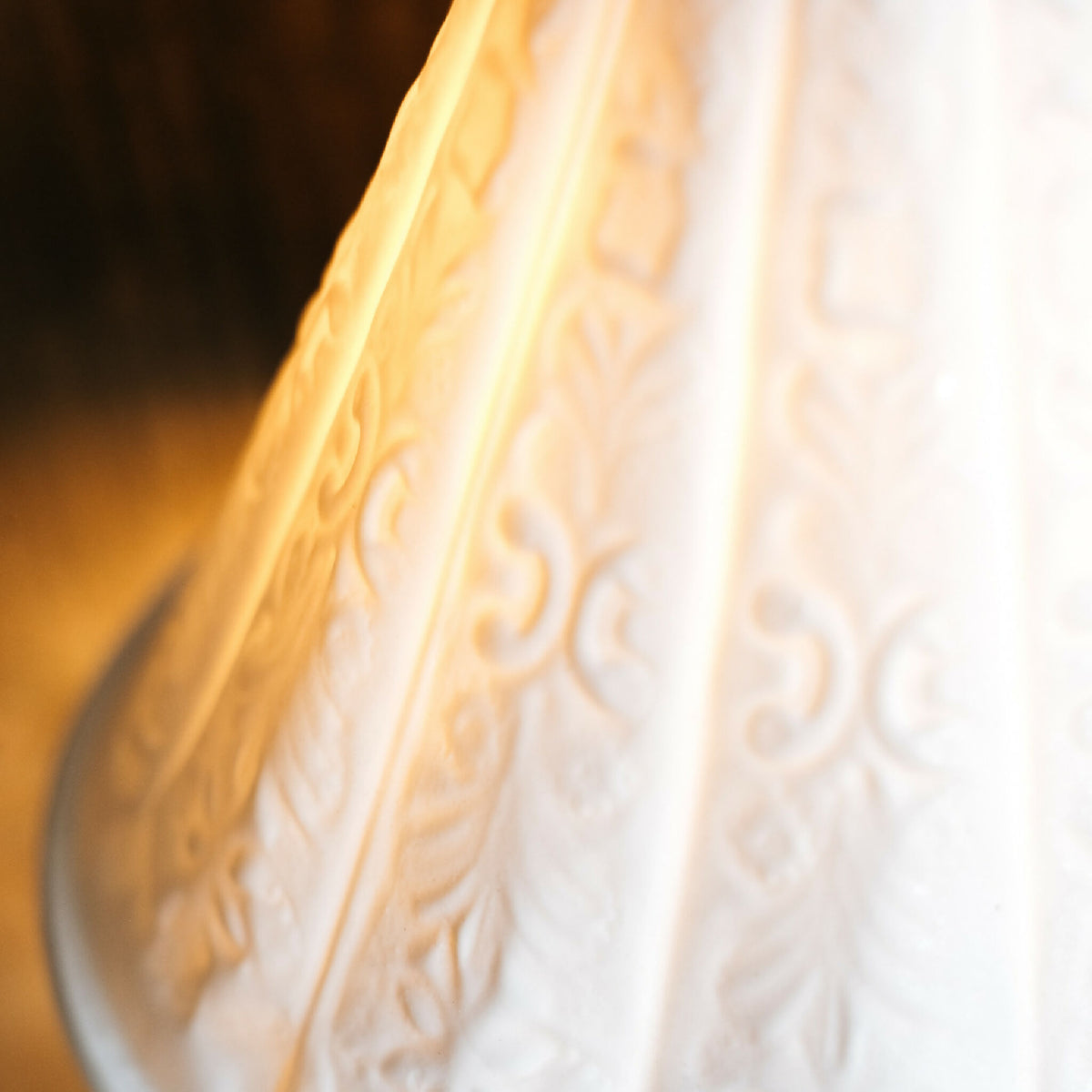 Abat-jour conique en porcelaine blanche à motifs en relief décoratifs