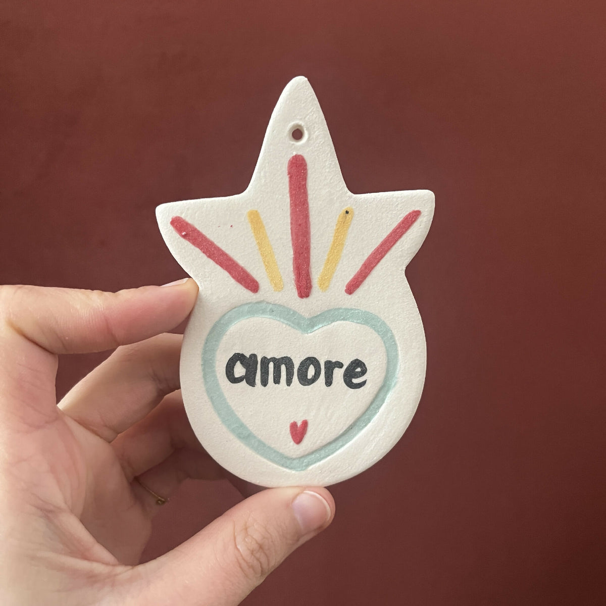 Ex-voto étoile peint, cœur « amore » bleu-vert, rayons rose, jaune et bleu.