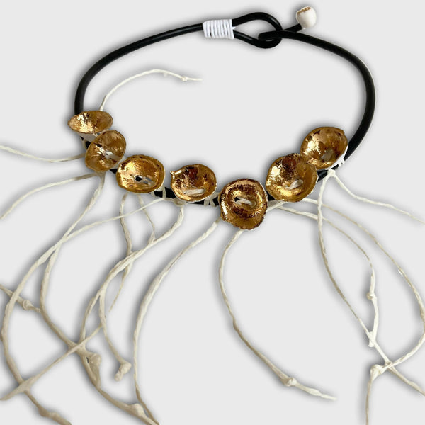 Bracelet à cordon noir avec médaillons dorés perforés