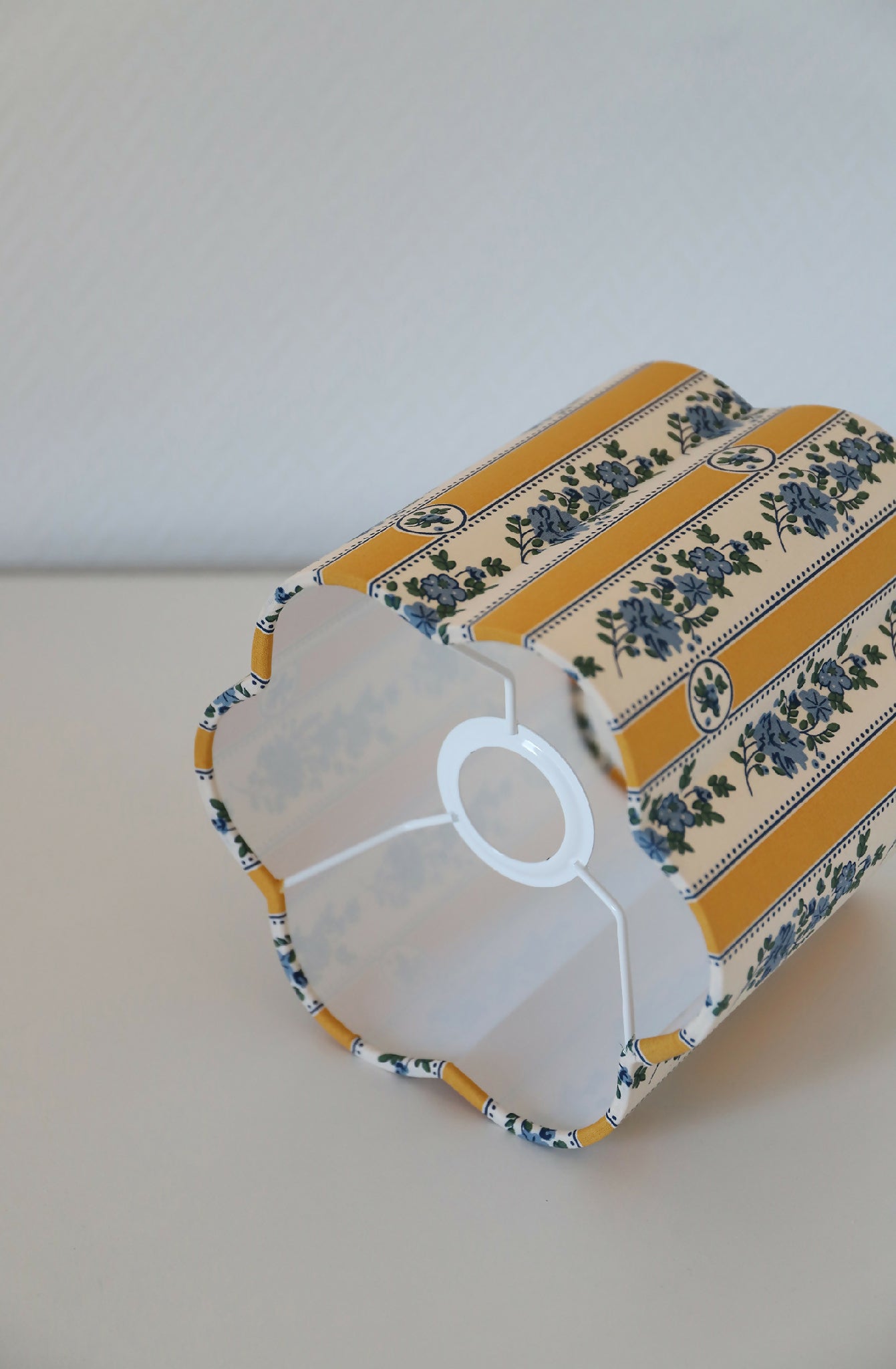Abat-jour forme fleur rayé jaune et bleu avec appliqués floraux, vue latérale.