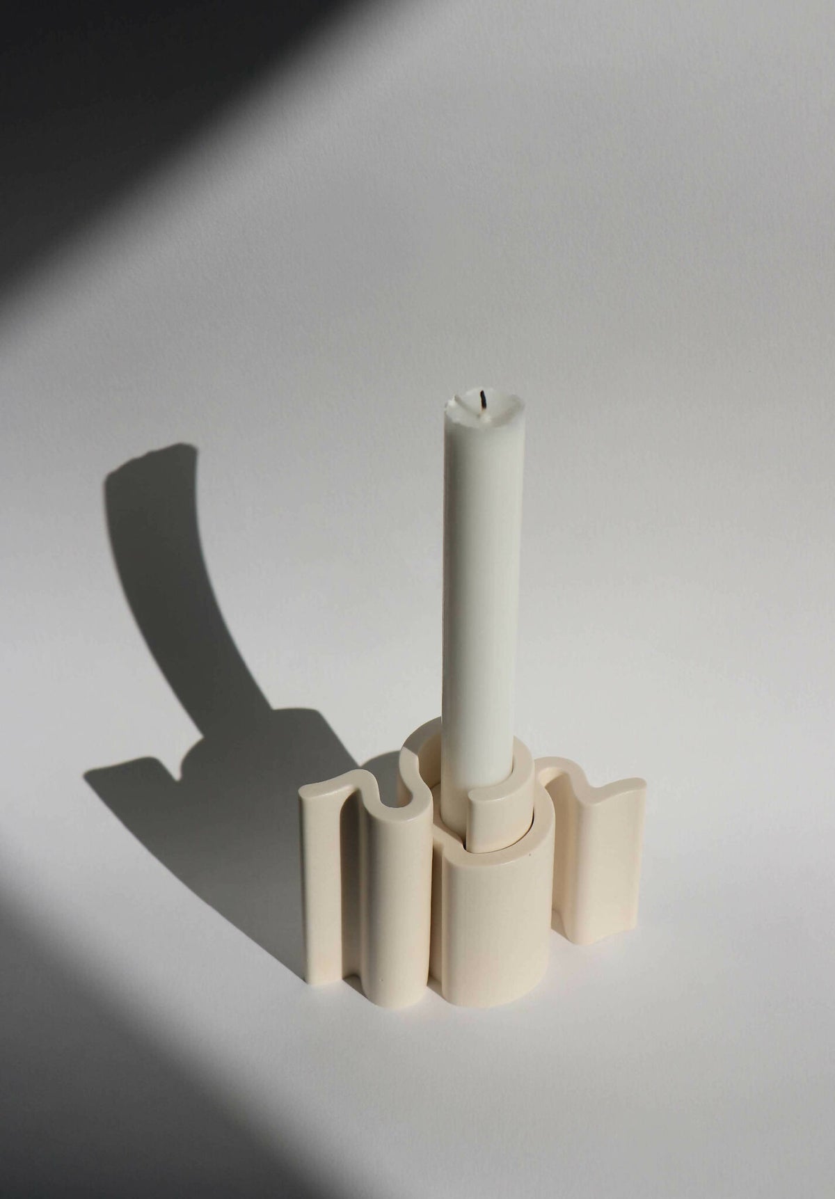 Chandelier ANA-GRAM blanc à plusieurs supports cylindriques pour bougies