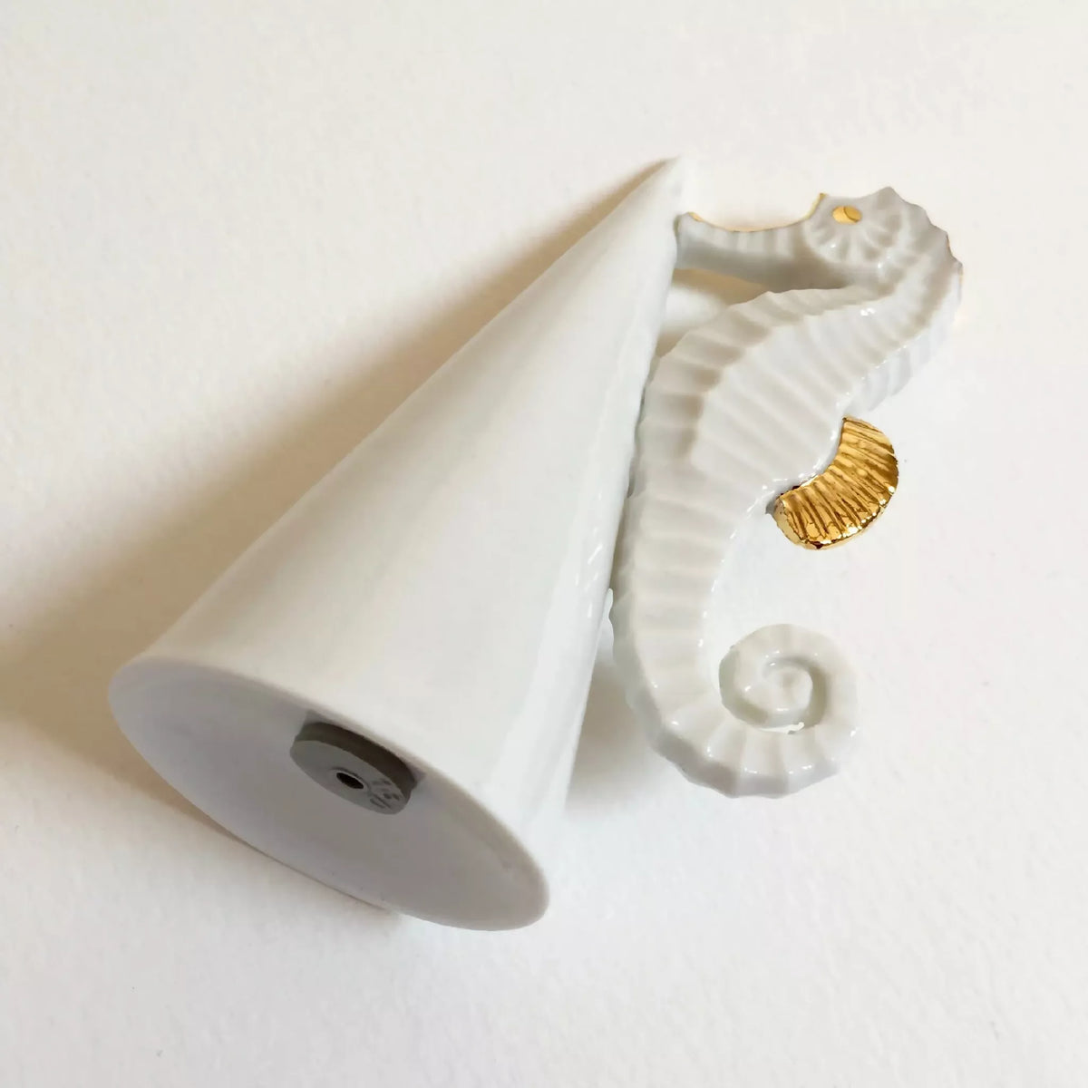 Salière en porcelaine blanche avec motif de homard doré