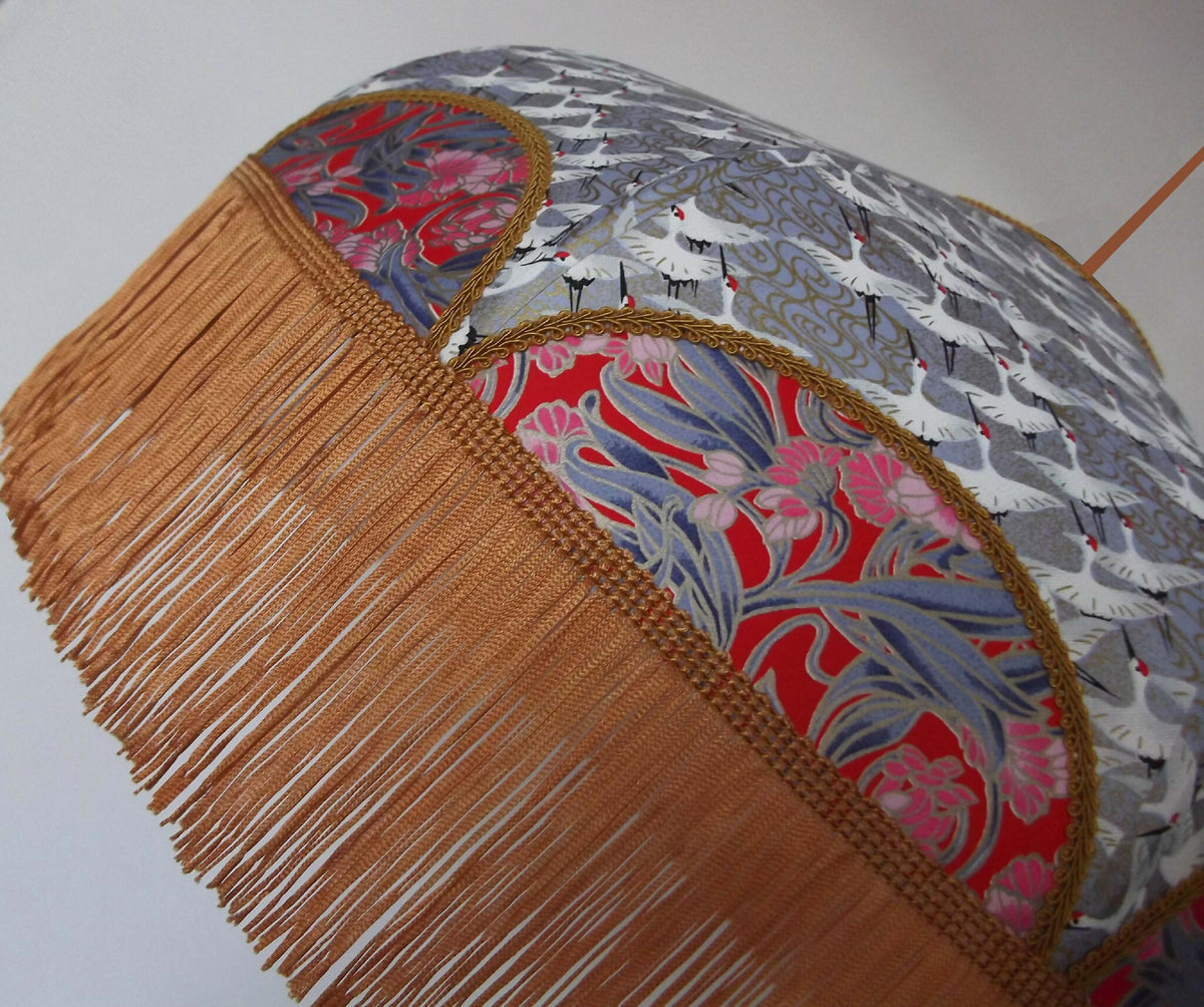 Suspension rétro vue de côté : franges dorées et empiècement rouge à motifs floraux.