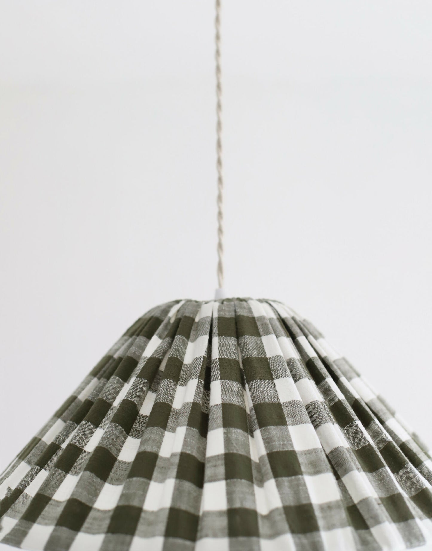 Suspension conique Malala vert kaki : abat-jour maxi vichy pour un intérieur chaleureux
