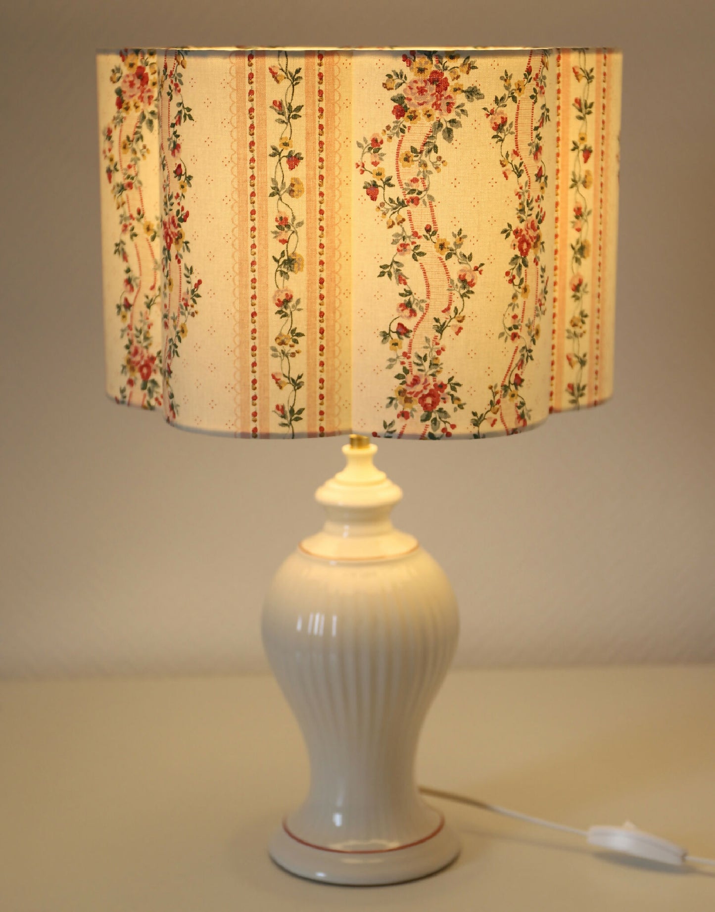 Abat-jour forme fleur Flora Pontavel sur lampe, tissu crème fleuri à rayures, câble visible