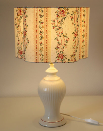 Abat-jour forme fleur Flora Pontavel sur lampe, tissu crème fleuri à rayures, câble visible