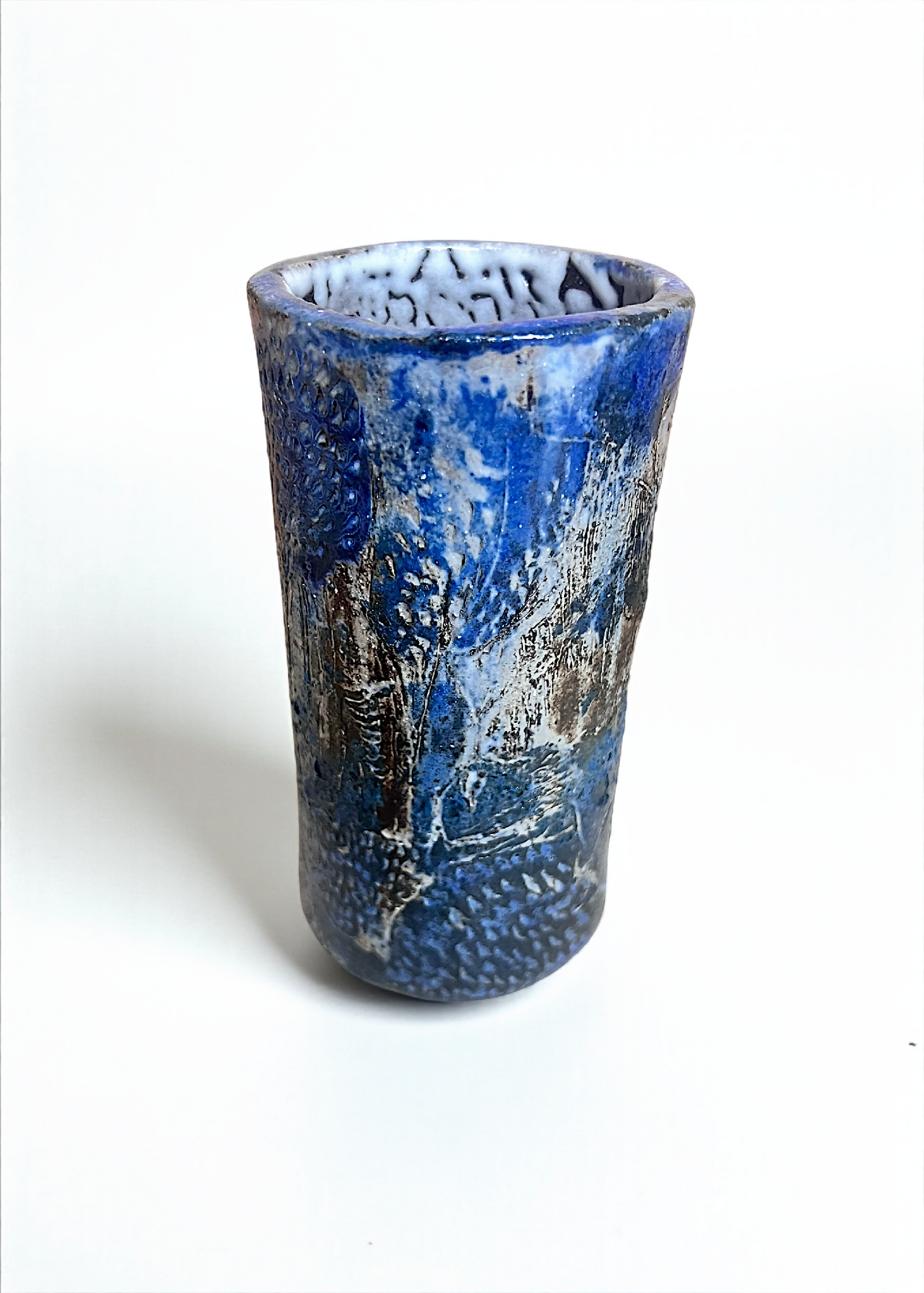 Paire de petits vases gravés en grès noir