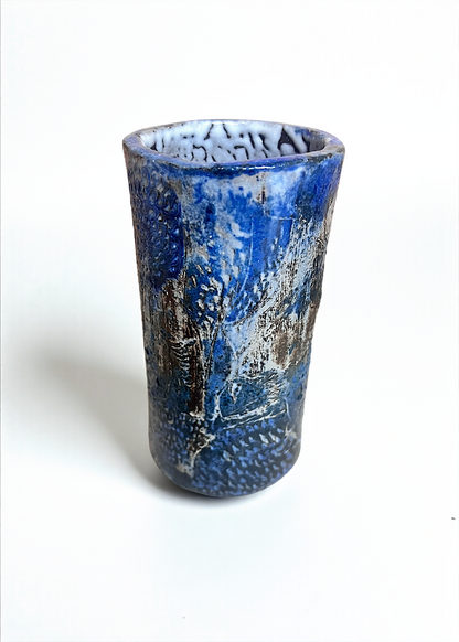 Paire de petits vases gravés en grès noir